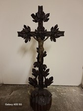 Stehendes Holzkreuz mit Jesus