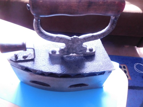 Bügeleisen mit - (kohle-eisen),