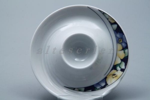 Eierbecher mit schalenablage - eierbecher,