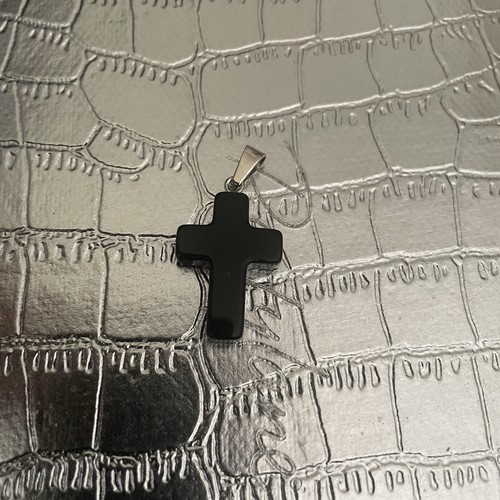 Kreuz anhänger aus einem onyx - kreuz-anhänger,