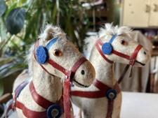 Pferdegespann (alt) - Zugpferd - 2 Schimmel - weiß - Holz - Stoff / Filzüberzug