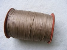 große Spule mit Bändchengarn basteln häkeln Garnrolle Band Garnspule beige alt