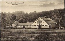 Ak Kreuzau in der Eifel, Turnhalle und Badeanstalt - 10785545