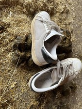 Liebhaber aufgepasst! Ausgediente + stark getragene ADIDAS Stallschuhe verfügbar