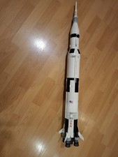 LEGO Ideas: NASA Apollo Saturn V (21309), unterteilt in  drei Bauabschnitte