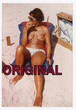 Orig Foto 1977 Halb Nackte Frau spielt Mundharmonika am Strand