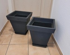 Zwei große, hochwertige Pflanzkübel, grau, Steinoptik, H: 38,5 T: 38,5 × H:40 cm