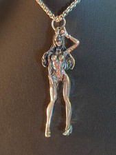 Halskette in Silber FKK Nackte Dame Busen Sommer Strand Urlaub Biker Rocker