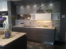 Grosse Einbauküche grifflos Grafit / Weiss Wohnküche Inselküche Siemens Geräte 