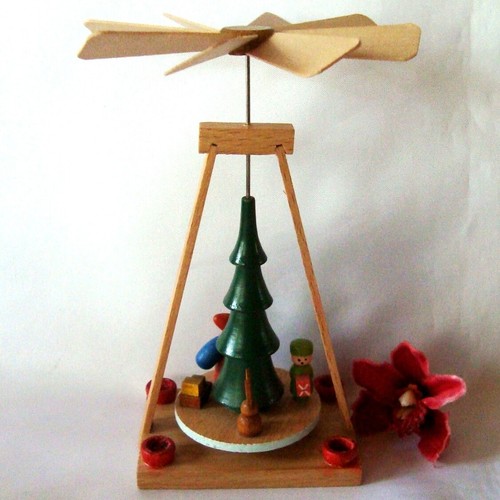 Kleine holz pyramide - holz, deko