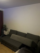 Graues Sofa mit Schlaffunktion