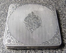 EDLES 835 SILBER ETUI, PUNZIERT 68 x 68 x 7 mm ZISELIERTES DEKOR, UM 1920 /30