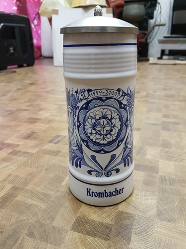 Bierkrug mit deckel krombacher - bierkrug,