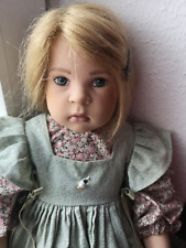 Sigikid Künstlerpuppe  mit blonden Haaren und blauen Augen, 60 cm
