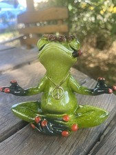Formano  lustige Frösche Frosch Hippie Yoga Peace Größe:  10 x 9 cm