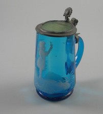 Böhmen kleiner Bierkrug Zinn Glas blau Emaillemalerei Mädchen