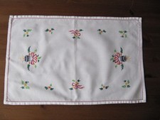 Weihnachts Tischdecke VINTAGE von Oma bestickt ca. 26 x 40 cm Handarbeit