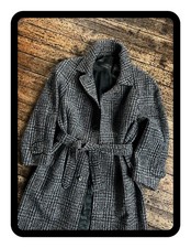 Ein wunderschöner Vintage Herrenmantel mit Raglanärmeln und Gürtel aus schwer karierter Wolle
