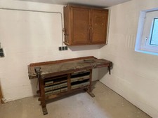 alte Werkbank, Hobelbank, Schubkasten, Hängeschrank, Werkzeug, als Designertisch