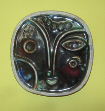 wandkeramik mit gesicht