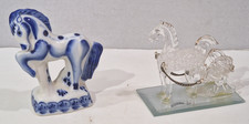 paar kleine Pferdefiguren aus Porzellan und Glas.