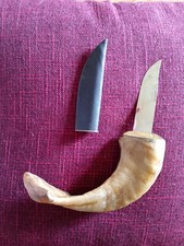 Messer mit Widderhorn als Griff und Eingravierung (für mich nicht lesbar)