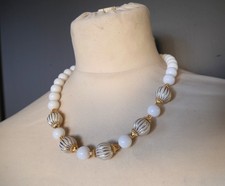 weiße Plastikperlen Kette mit