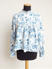 Weiß blau Blumenmuster