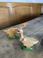 Gänsepaar, Holzfiguren aus