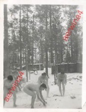 Nackte Soldaten Abkühlung nach finnischer Sauna bei Salla Lappland Finnland