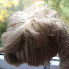 Puppenperücke mit