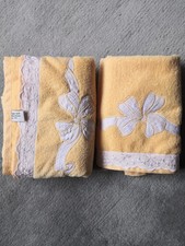 Sonnengelbes Badetuch und Handtuch  Neu