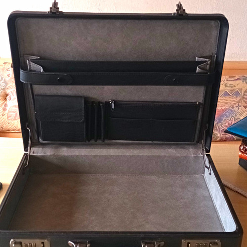 Schwarzer aktenkoffer - schwarzer,