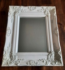 Kleiner Spiegel mit Rahmen weiß 32x27 cm