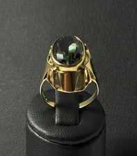 Goldring mit grünfarbigen