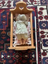 Porzellan Puppe mit Spieluhr