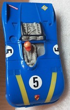 Carrera Universal 132 Sportwagen Porsche 908 blau fährt auf der Bahn