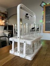 Carling Homeground Six-Pint Glasträger mit Gläsern