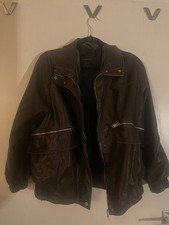 braune lederjacke mit baggy