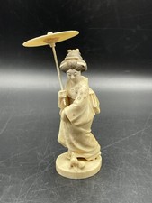 Japanische Schnitzfigur aus Bein - Dame im Kimono mit Sonnenschirm / signiert