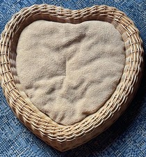 Bezaubernder Hunde / Katzen Korb aus Naturweide in Herzform mit Kissen 