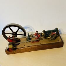 historische Dampfmaschine mit Schwungrad, Fliegkraftregler und Öle