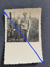 Orig. Foto deutscher Offizier mit Eisernem Kreuz und Frau im Weinberg in 9x6cm
