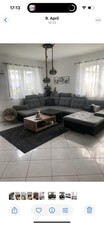 Graues Sofa mit Schlaffunktion