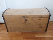 alte Runddeckel-Holztruhe aus Weichholz