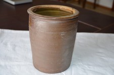 Antiker brauner Pflanzentopf