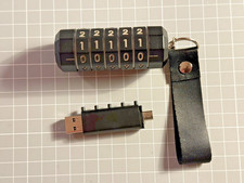 Cryptex USB-Stick mit 5er Zahlenschloss • 16 GB • Micro-USB und USB Anschluß