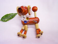 BROSCHE / ANSTECKER: HUND / BEWEGLICH: HOLZ & GLAS-STRASSSTEINE: 1970er JAHRE