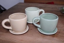 Pflanztasse auf Untertasse, aus Keramik, Höhe 10 cm, in 3 Farben erhältl. ,Tasse