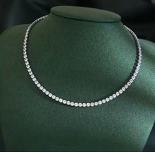 Halskette voll besetzt mit